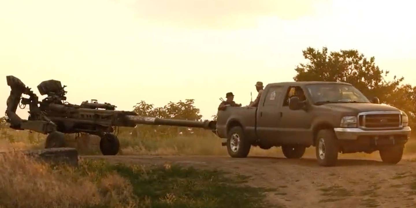 Wild Video Shows Ford Super Duty Pickup Towing an M777 Howitzer in Ukraine